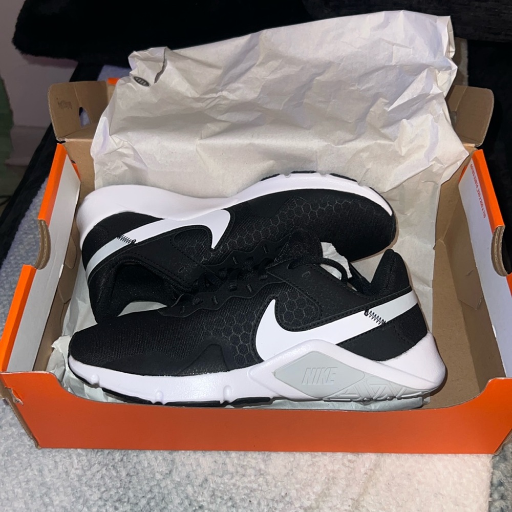 New w/ box, never worn! women’s Nike legend essential 2